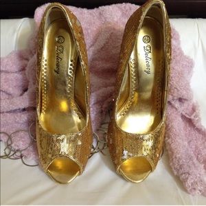 🎉Host Pick!🎉 NWOT Gold Sequinn Stilletos